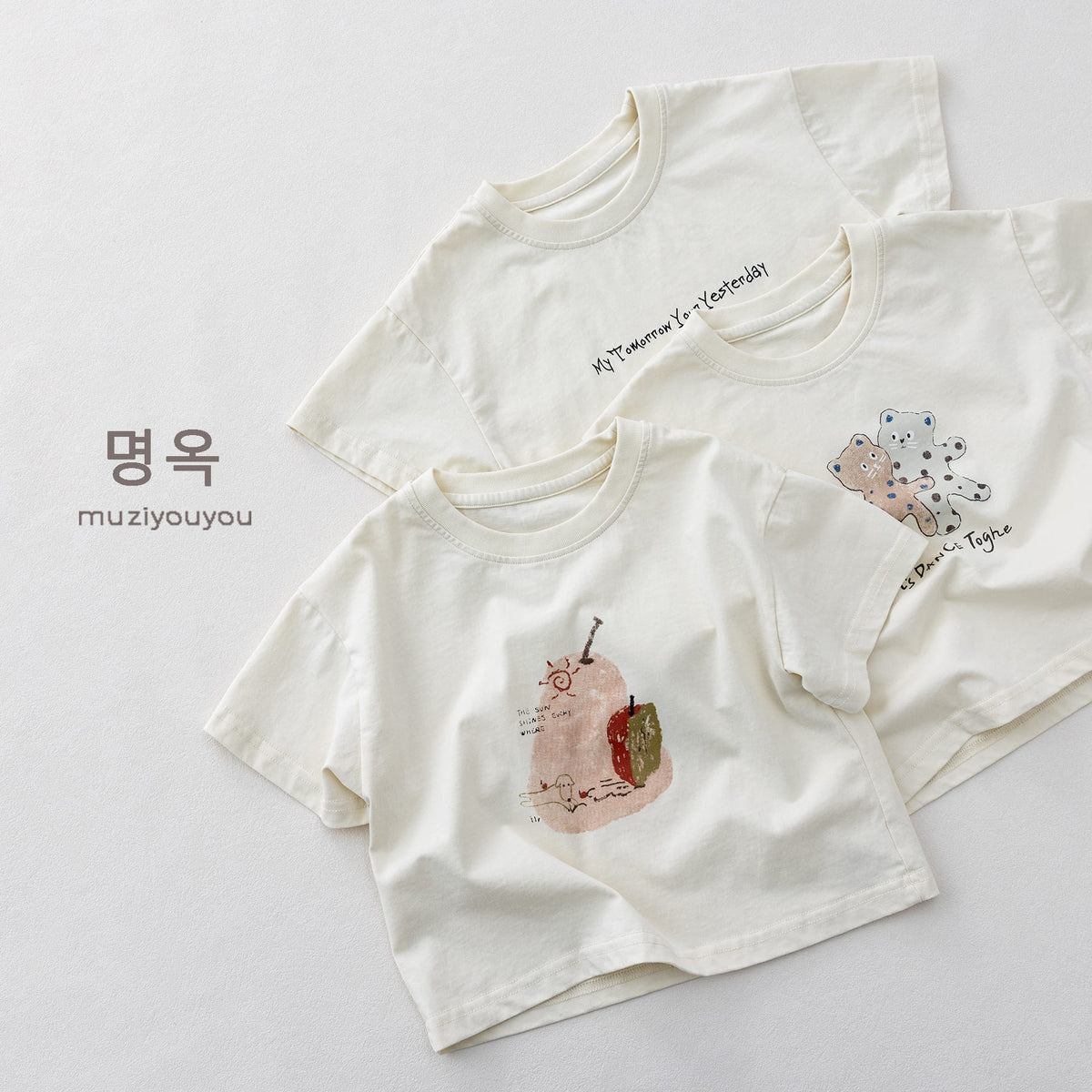 半袖Tシャツ（白系）動物プリント（カタツムリ風）と英字ロゴ