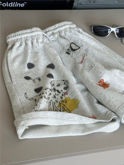 ライトグレーのスウェットショートパンツ、パンダ風の動物プリント、ウエストゴム