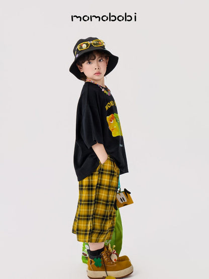 黒の半袖Tシャツ、サイドにクマプリント。