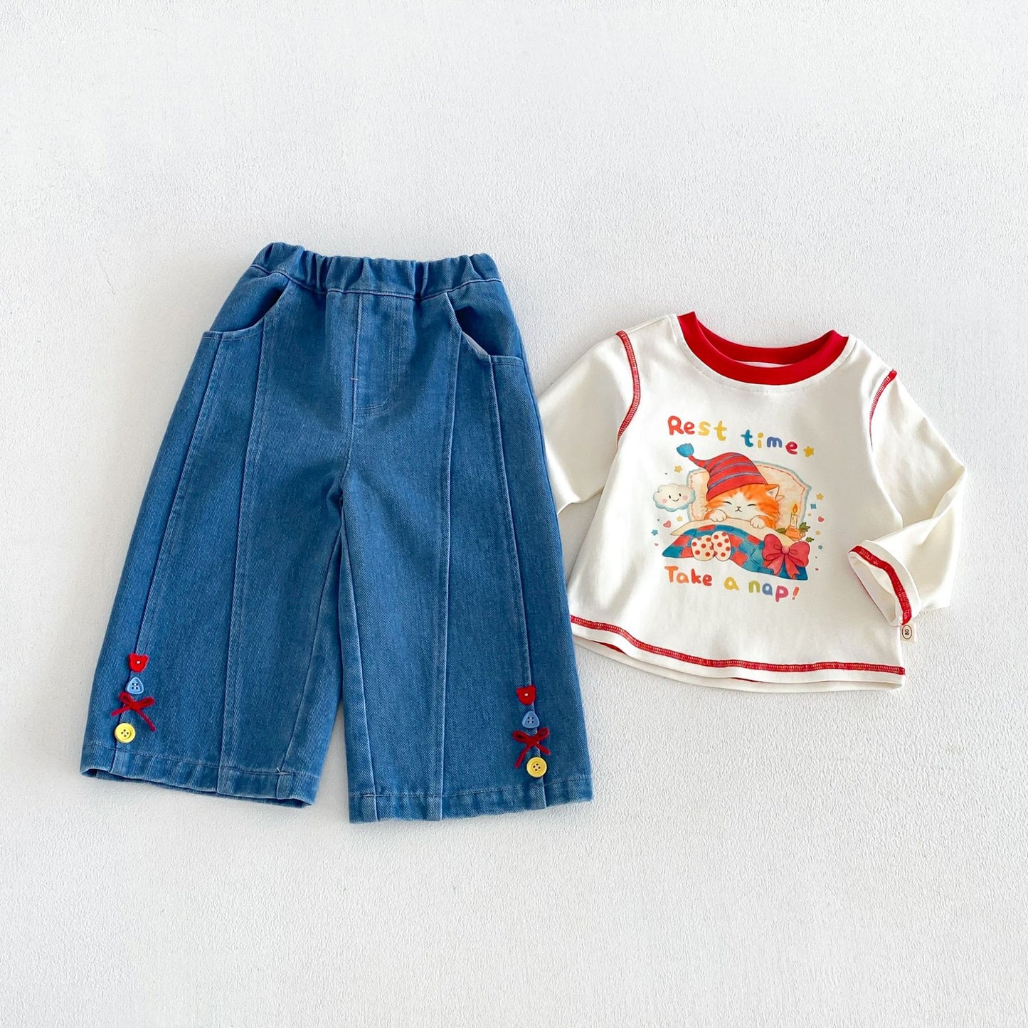 Camiseta de manga larga con estampado infantil y pantalón vaquero con bajo abotonado y pespuntes de lazo [mh0014045]