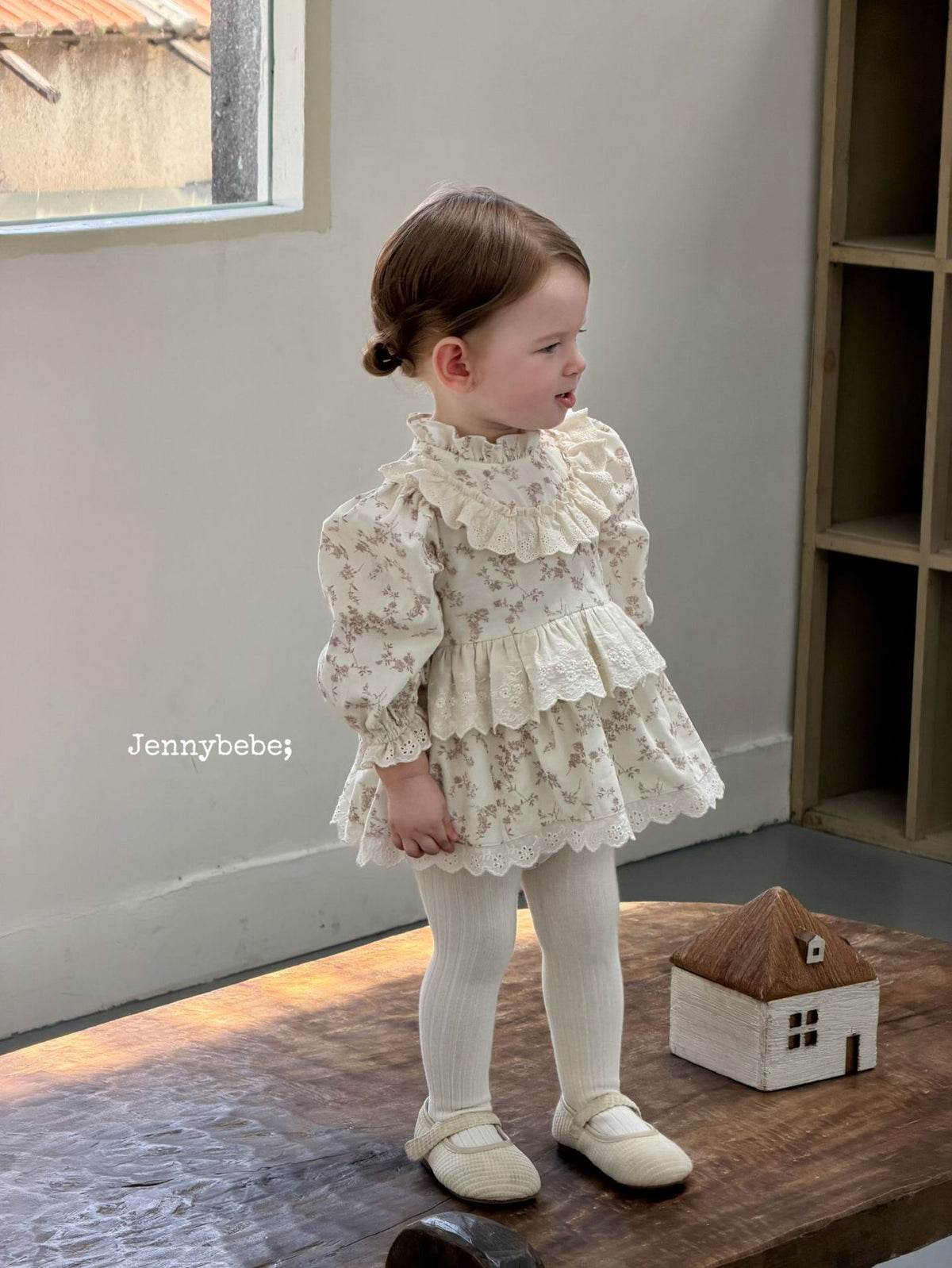 Body de manga larga para bebé con cuello de encaje floral pequeño y volantes escalonados 【mh0014329】