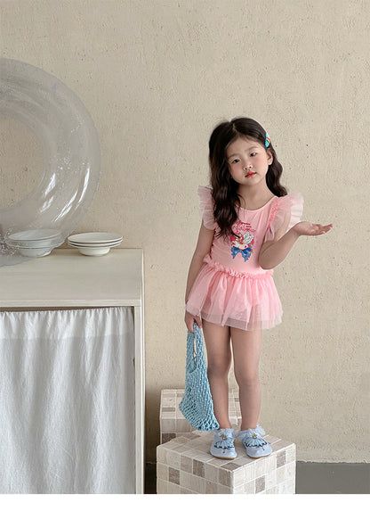 ピンクのプリント入りチュールワンピース水着、フリルスカートの子ども用