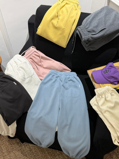 キッズ向けルーズバルーンスウェットパンツ（複数色のセット）。ドローストリング付き