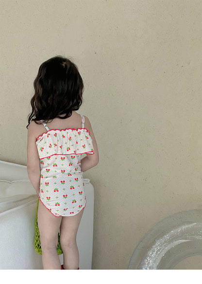 子ども用ワンピース水着、白地にチェリー風プリントの背面デザイン
