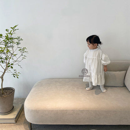 白のティアード長袖ワンピース、ふんわり段々スカートの子ども用ドレス