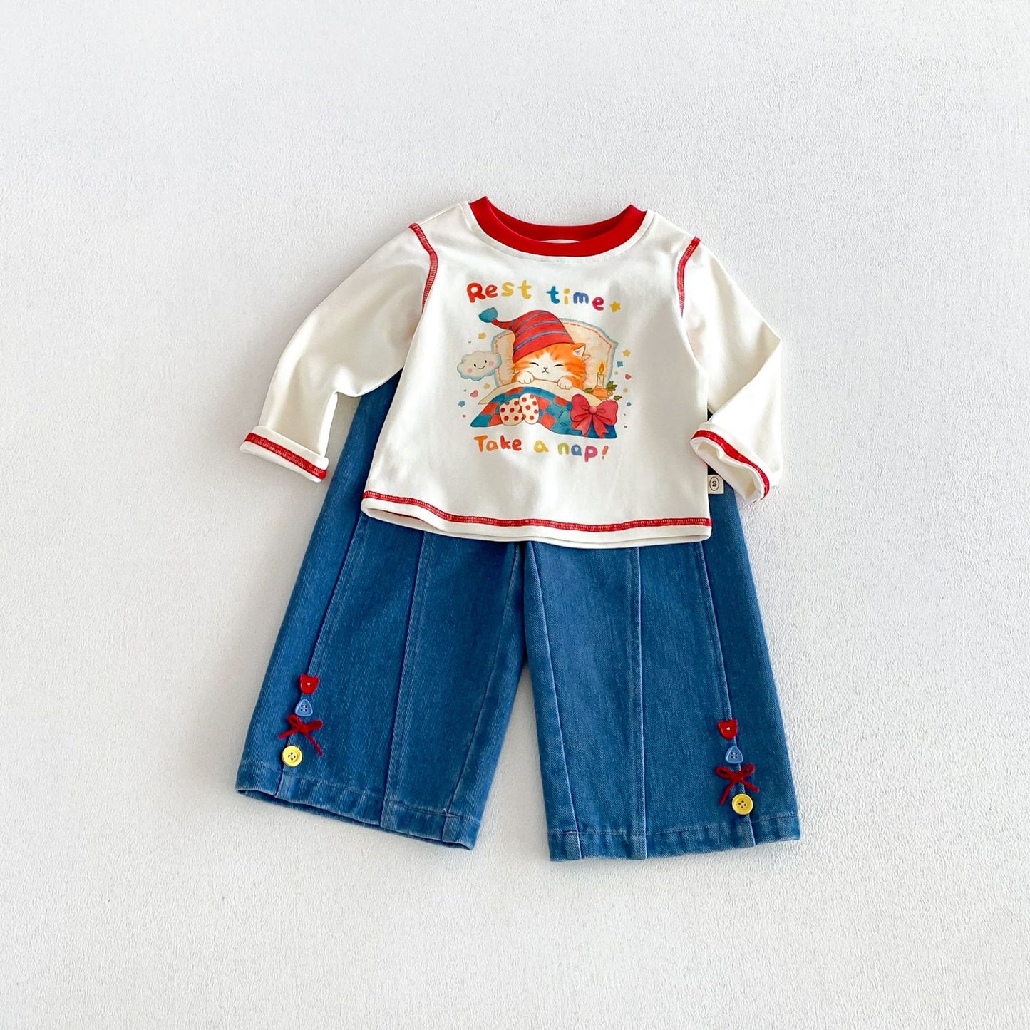Camiseta de manga larga con estampado infantil y pantalón vaquero con bajo abotonado y pespuntes de lazo [mh0014045]