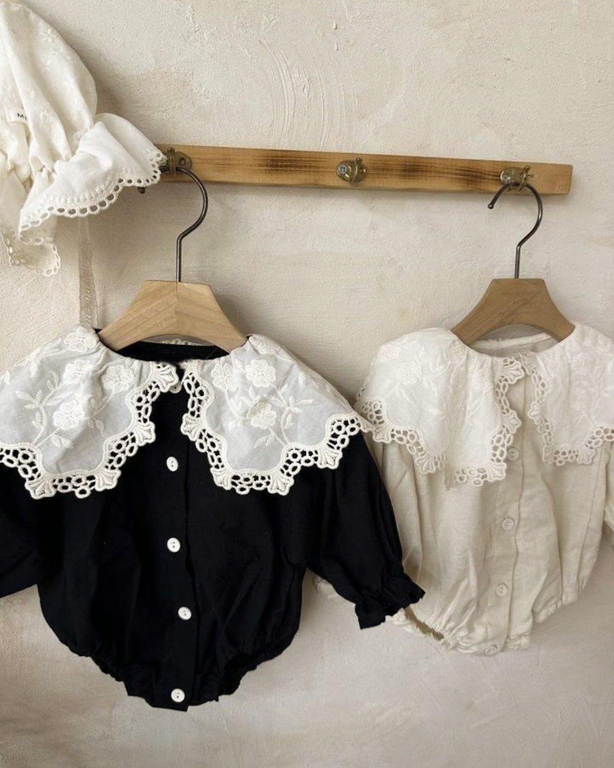 長袖ロンパース レース襟 ボリューム袖 フロントボタン ボディスーツ【mh0011630】