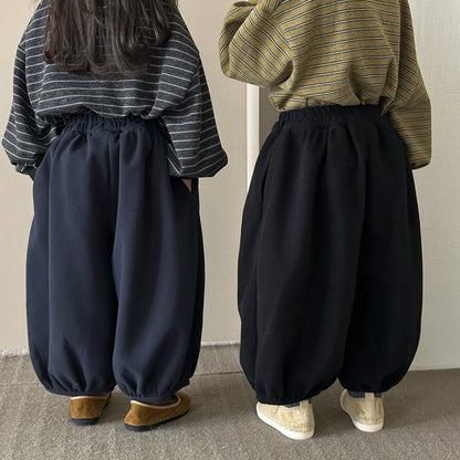 キッズ用ルーズバルーン風スウェットパンツ（濃いネイビー、ブラック）前後の丸い膨らみ