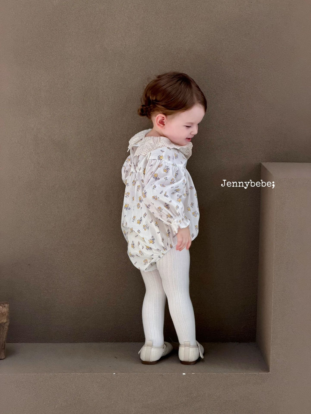 Mameluco de manga larga con cuello con volantes, estampado floral y volantes para bebé