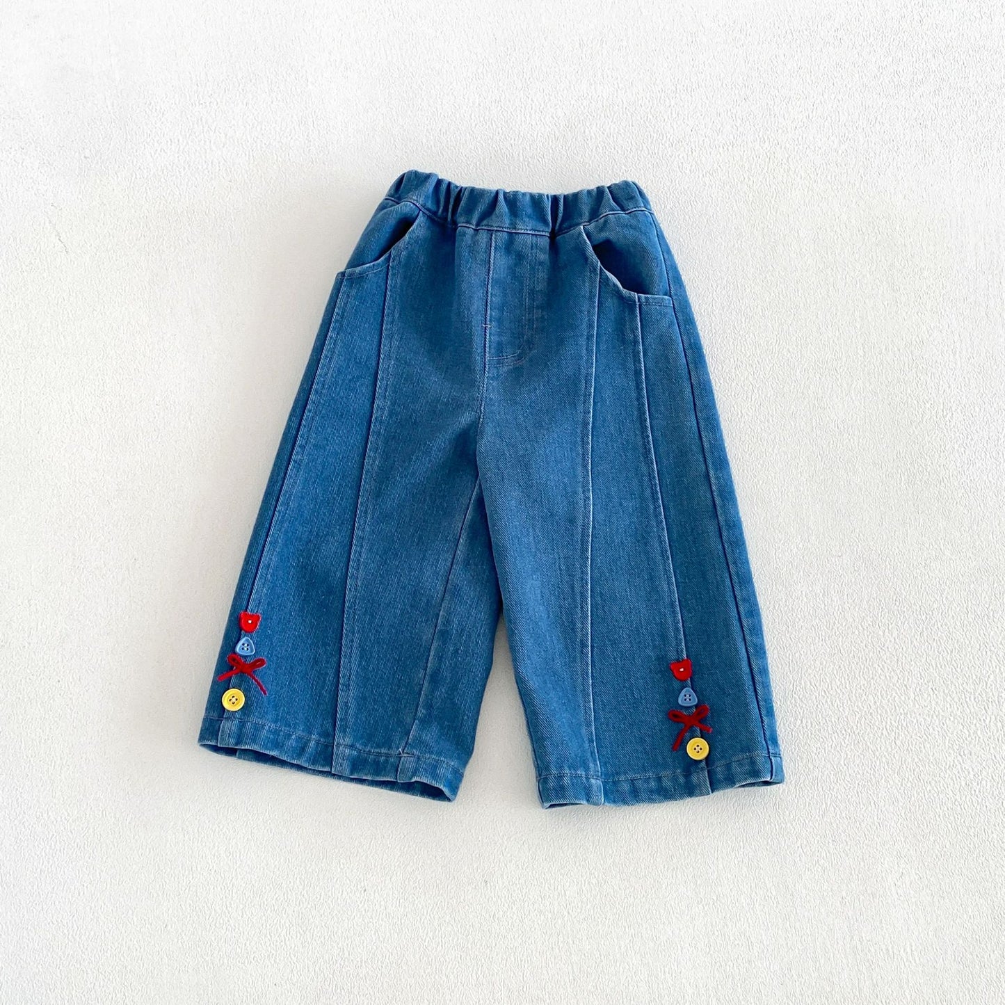 Camiseta de manga larga con estampado infantil y pantalón vaquero con bajo abotonado y pespuntes de lazo [mh0014045]