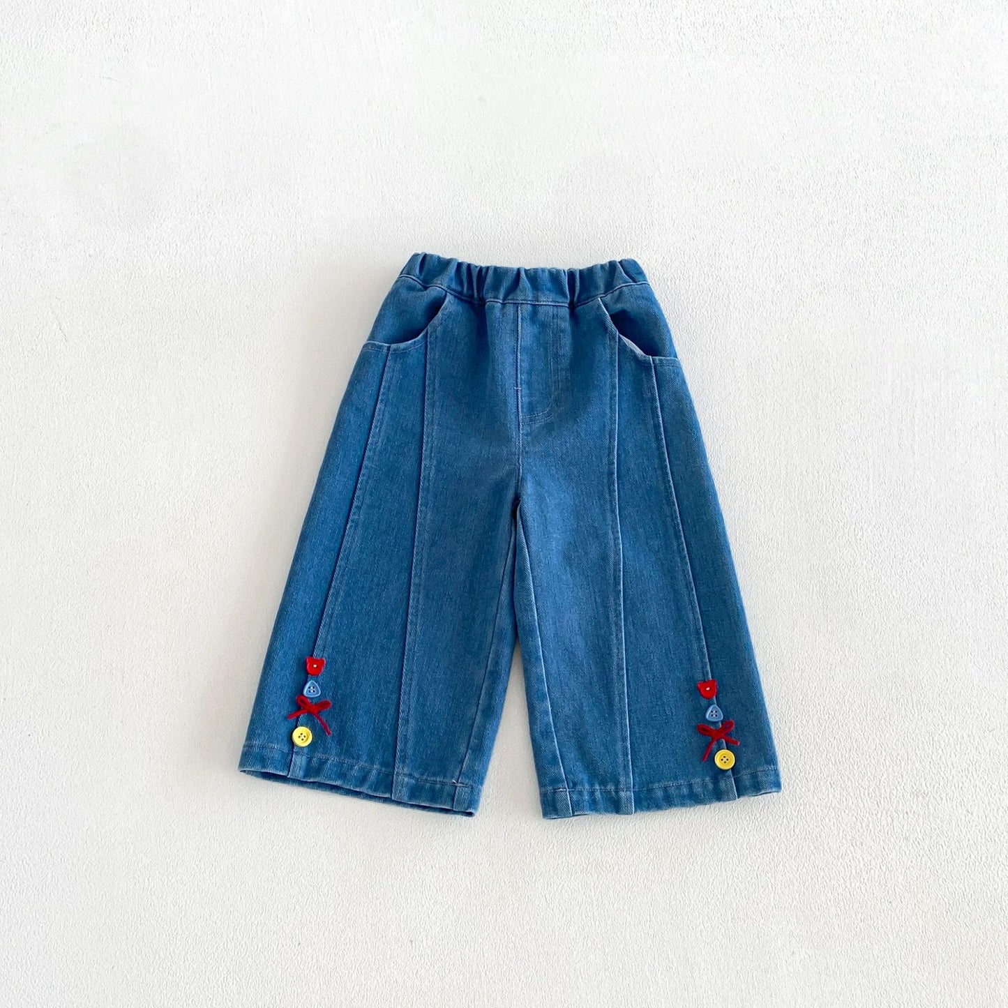 Camiseta de manga larga con estampado infantil y pantalón vaquero con bajo abotonado y pespuntes de lazo [mh0014045]