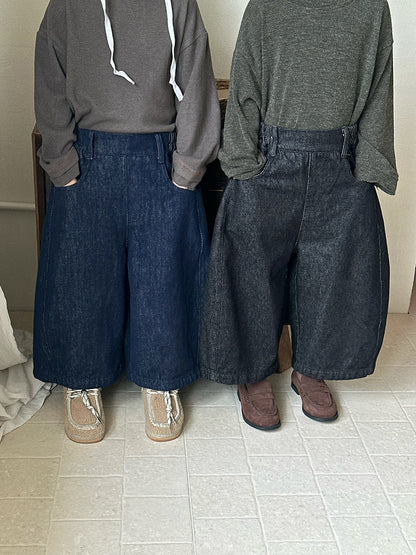 キッズ用ルーズワイドデニムパンツ。ウエストゴム仕様で、裾が広がるワイドデザイン。