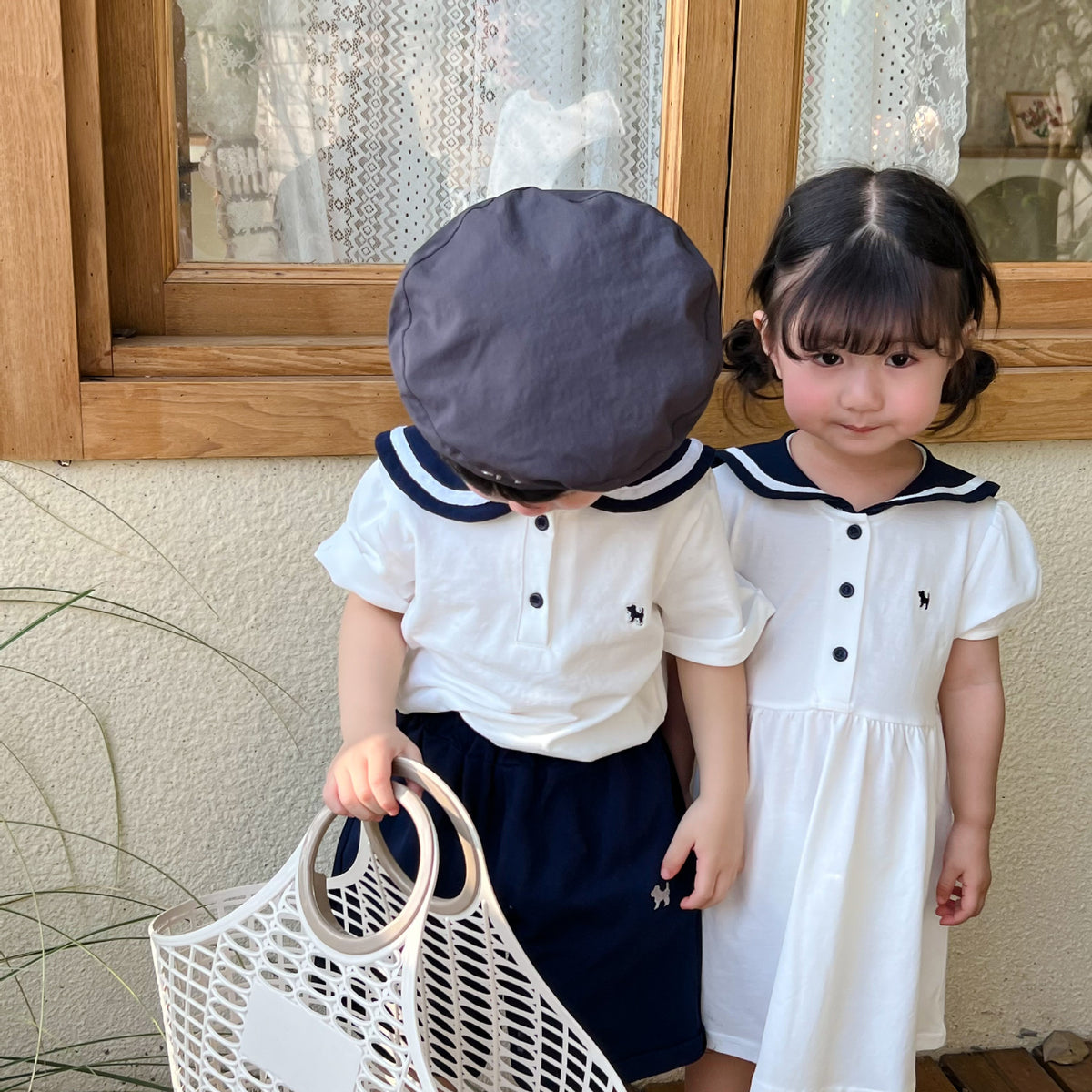 キッズ セーラーカラー半袖ワンピース風ホワイトドレス（ボタン前立て）