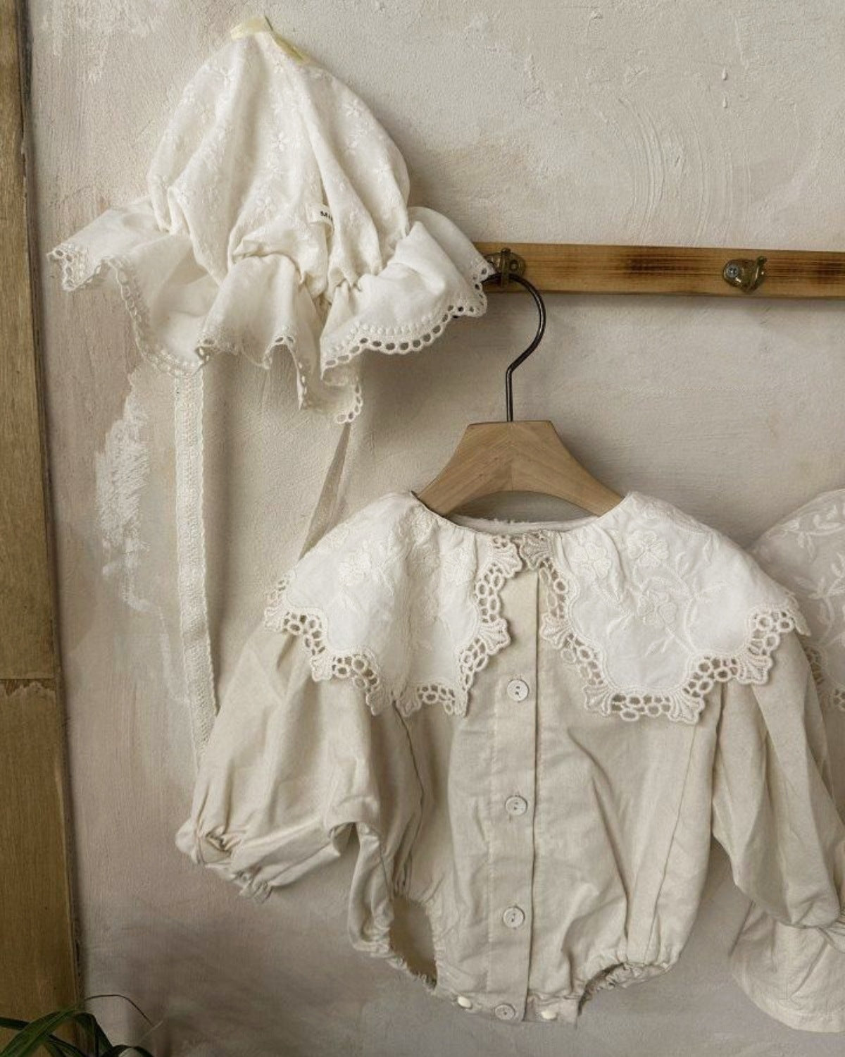 長袖ロンパース レース襟 ボリューム袖 フロントボタン ボディスーツ【mh0011630】