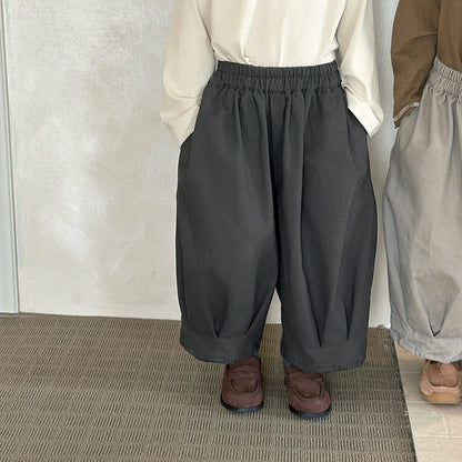キッズ ワイドバルーンパンツ、チャコールグレーのルーズシルエット