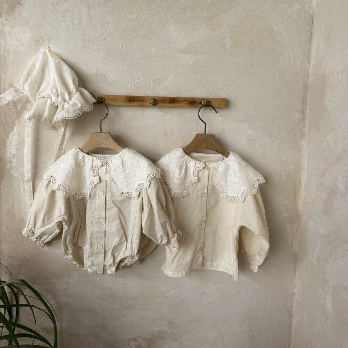 長袖ロンパース レース襟 ボリューム袖 フロントボタン ボディスーツ【mh0011630】