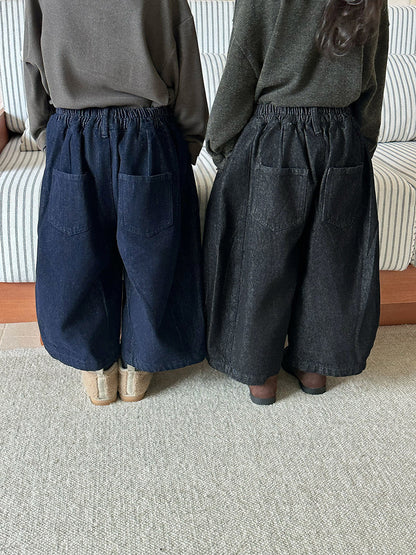 キッズ用ルーズワイドデニムパンツ（ネイビーとブラック系）。ウエストゴム、ゆったりシルエット。