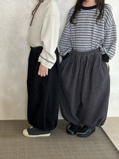 キッズ用バルーンワイドパンツ、黒とグレー系／ウエストゴムのゆったり