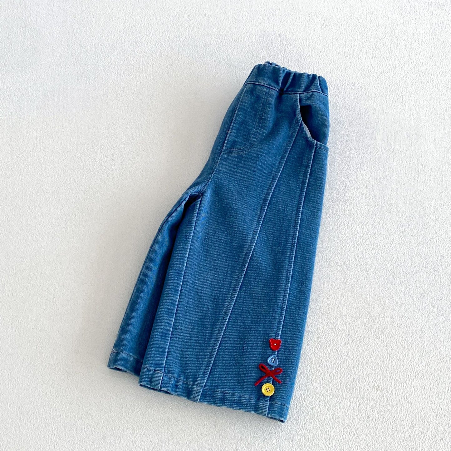 Camiseta de manga larga con estampado infantil y pantalón vaquero con bajo abotonado y pespuntes de lazo [mh0014045]