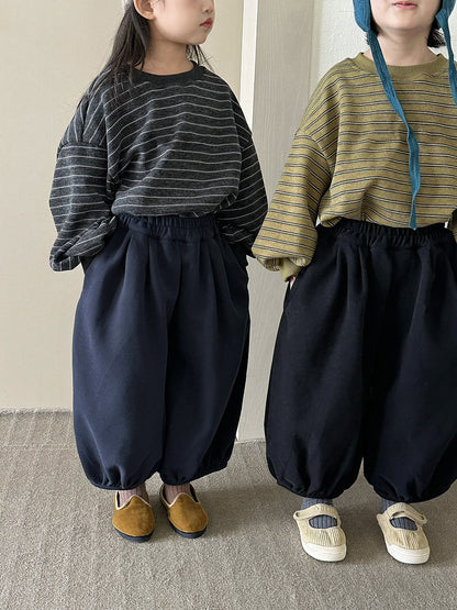 黒いキッズ用バルーンスウェットパンツ、ギャザー入りウエストと広がる裾
