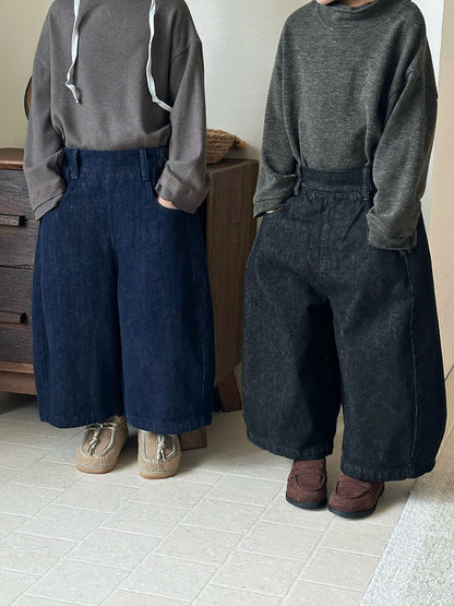 キッズ用ルーズワイドデニムパンツ（濃いブルー／ブラック系）。ウエストゴムで広がるワイド丈。