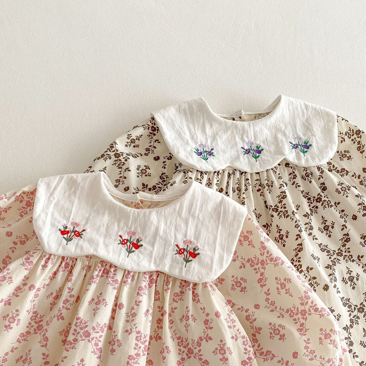 キッズ花柄ワンピース（ピンク＆コーヒー色）大きな白襟と花刺繍、前身ごろアップ