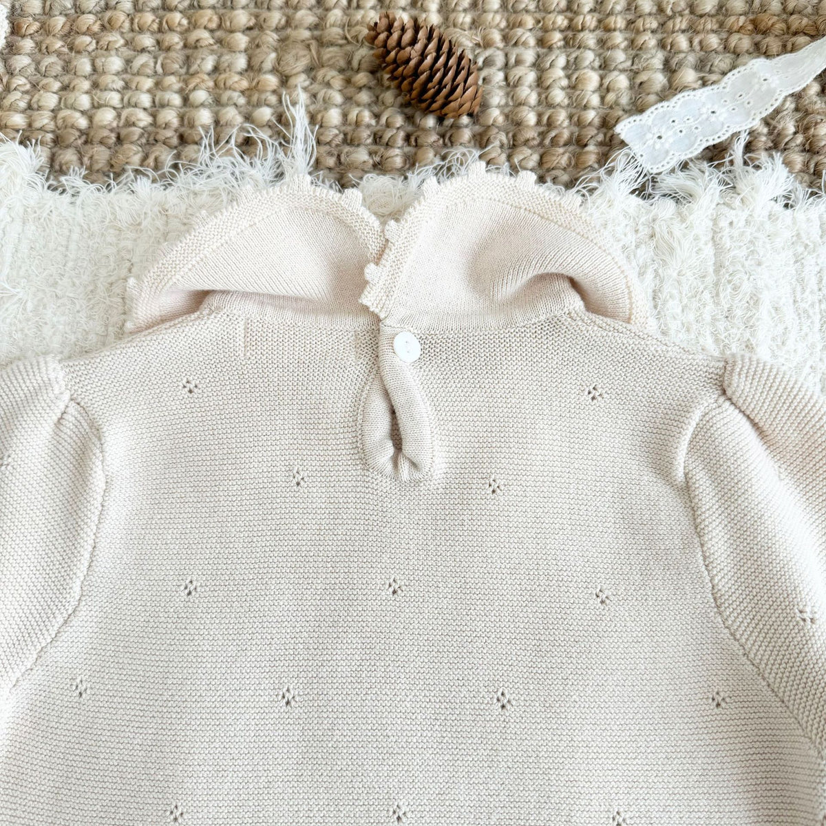 Jersey de punto para niños con cuello redondo, volantes, borde festoneado y calados [mh0014616]