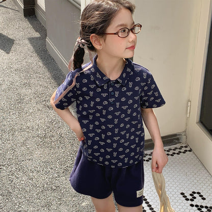 ネイビーのうさぎ柄鹿の子コットン半袖ポロシャツ、ボタン付き