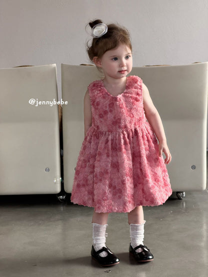 ピンクのノースリーブ姫系ワンピース、全体に模様のある生地とふんわり裾