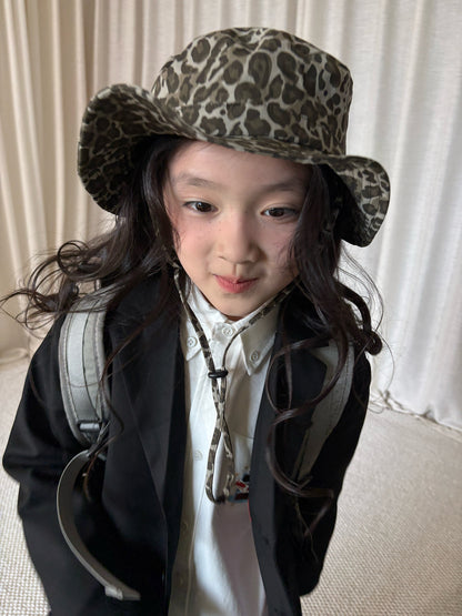 黒ブレザーと白シャツ、ひも付きベスト風パーツの子ども用フォーマル