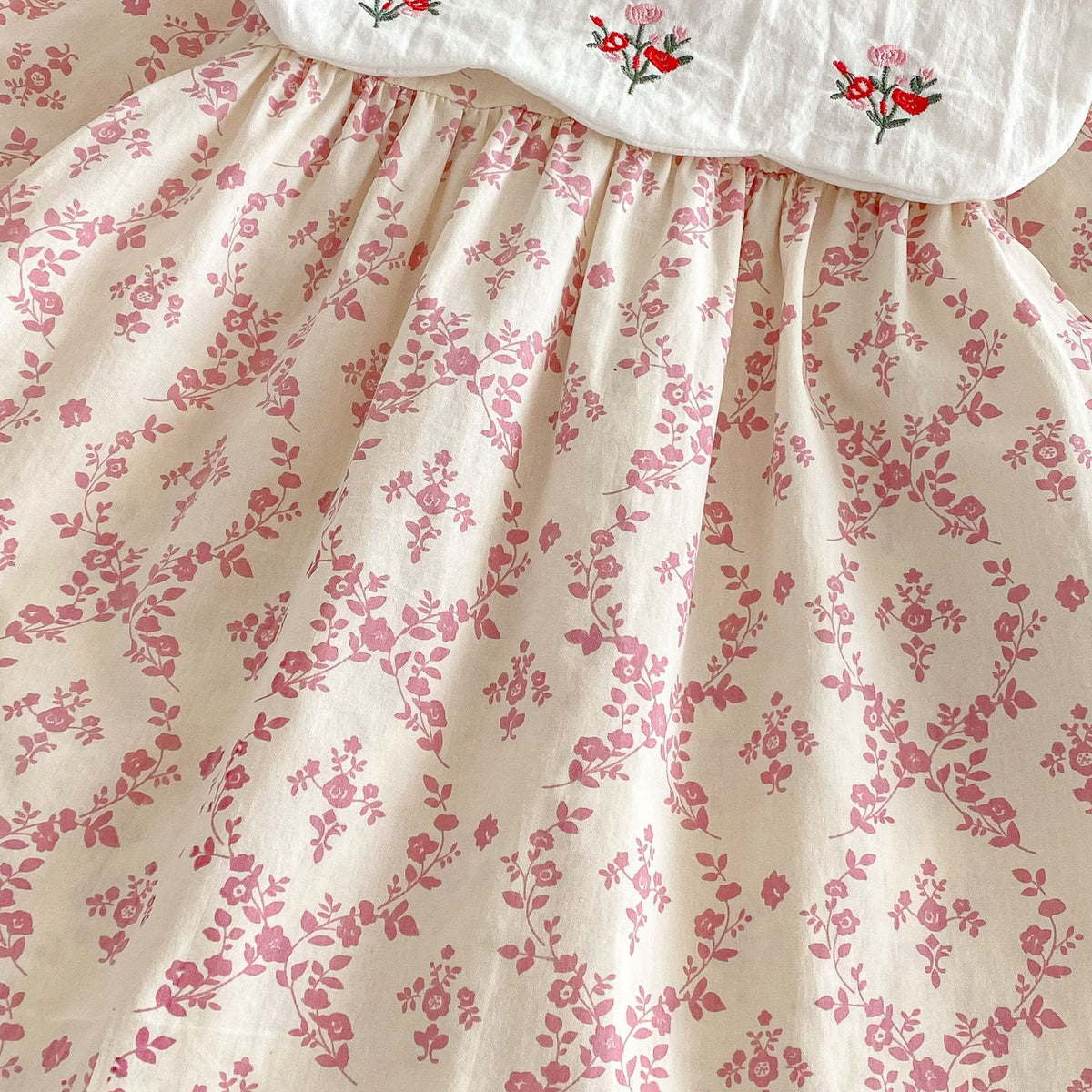 キッズ長袖ワンピース、白いビッグカラー付き花柄ドレス（ピンク系）
