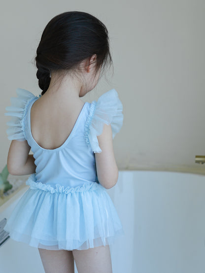 プリントチュール水着、淡いブルーの背面フリルとチュールの全体シルエット