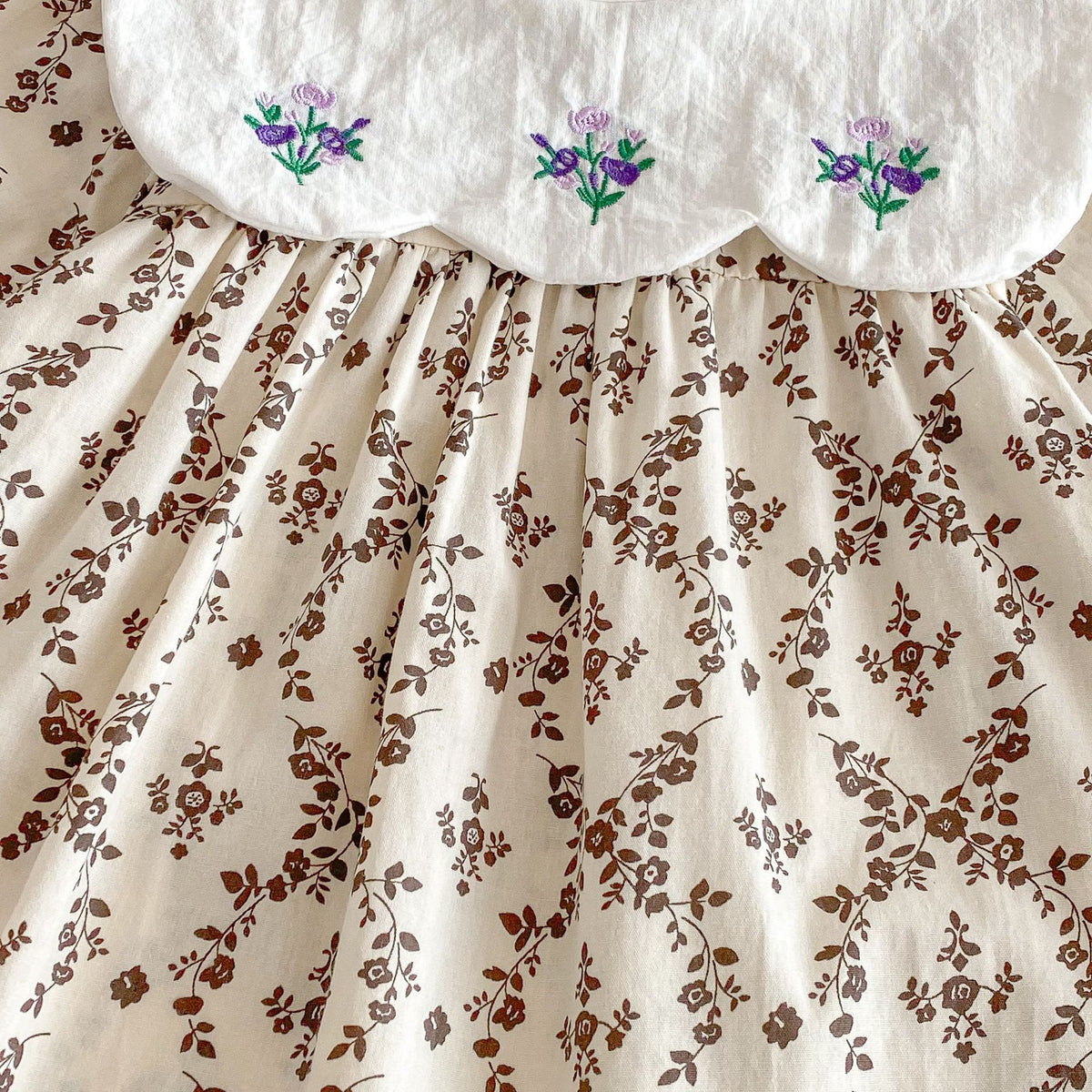 キッズ長袖ワンピース、刺繍フラワーのビッグカラー花柄ドレス（コーヒー系）