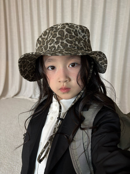 黒ブレザーと白シャツの子ども用フォーマル、ベルト風ディテール付き