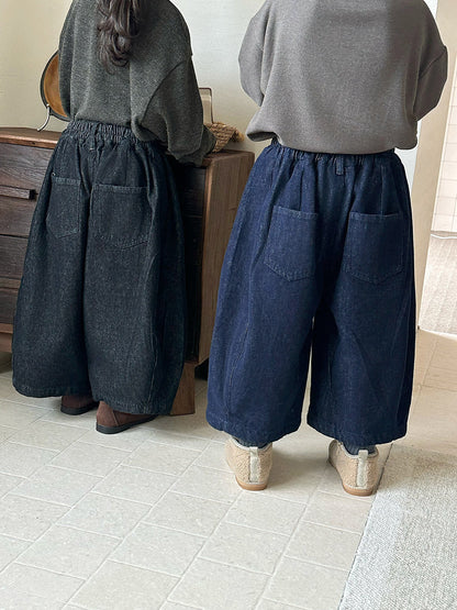 キッズ用ルーズワイドデニムパンツ（濃いブルー系）。ウエストゴム仕様のゆったりワイドシルエット。