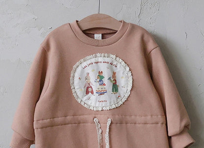 キッズ用スウェットワンピース（うさぎプリント、裾フリル、前紐）ブラウン系