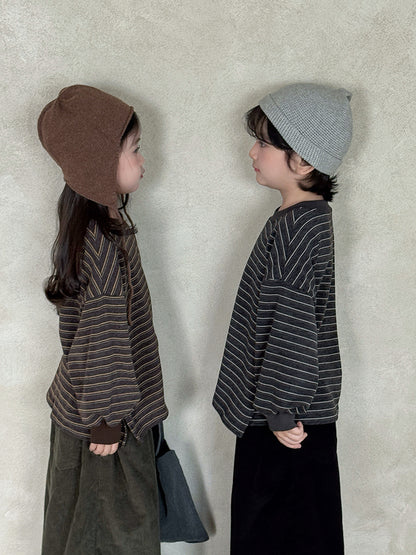 キッズ用ボーダー長袖クルーネックTシャツ（ブラウン系）後ろ向きシルエット