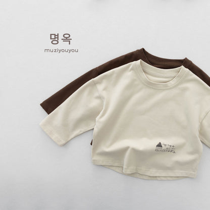 キッズ長袖Tシャツ、クリーム色ボディにブラウンの袖と胸文字風プリント