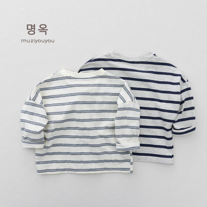 キッズ ボーダー長袖Tシャツの背面、ストライプと丸首リブ、犬刺繍