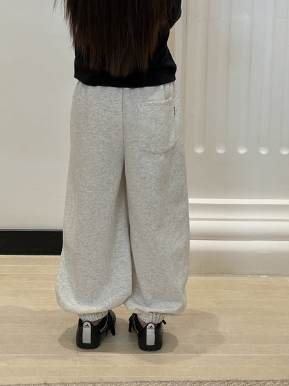 キッズ ルーズバルーン スウェットパンツ（ライトグレー）後ろ姿、裾までふんわり