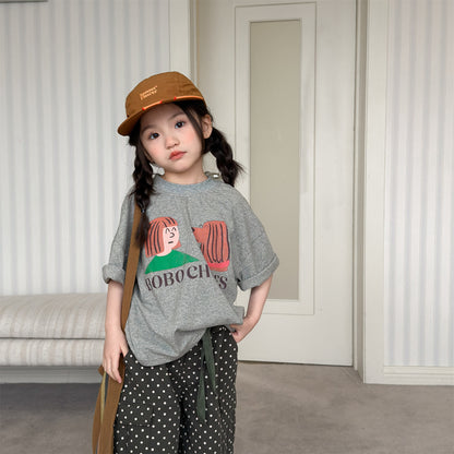 グレーの半袖Tシャツ、前面に赤いイラストと文字プリント