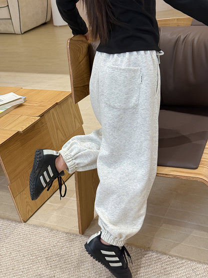 キッズ ルーズバルーン スウェットパンツ（ライトグレー）サイドのゆったりシルエット