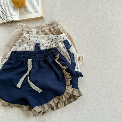 無地ベージュのコットンショートパンツ、フリル付きの丸い形と紐