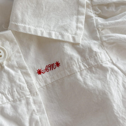 白いコットンシャツの胸刺繍アップ