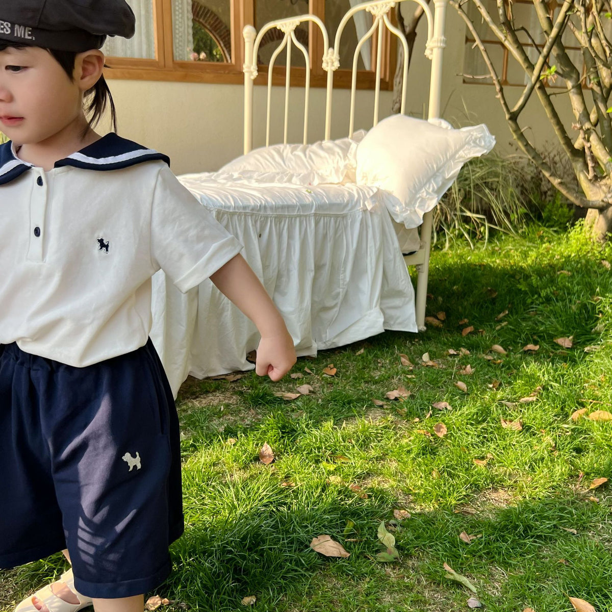 キッズ セーラーカラー半袖Tシャツ（胸ロゴ）とネイビーボトム