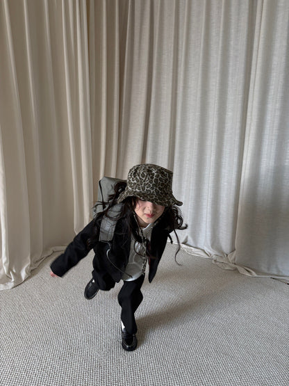 子ども用スーツセット（ジャケット・パンツ）黒。前身ごろがすっきりしたデザイン