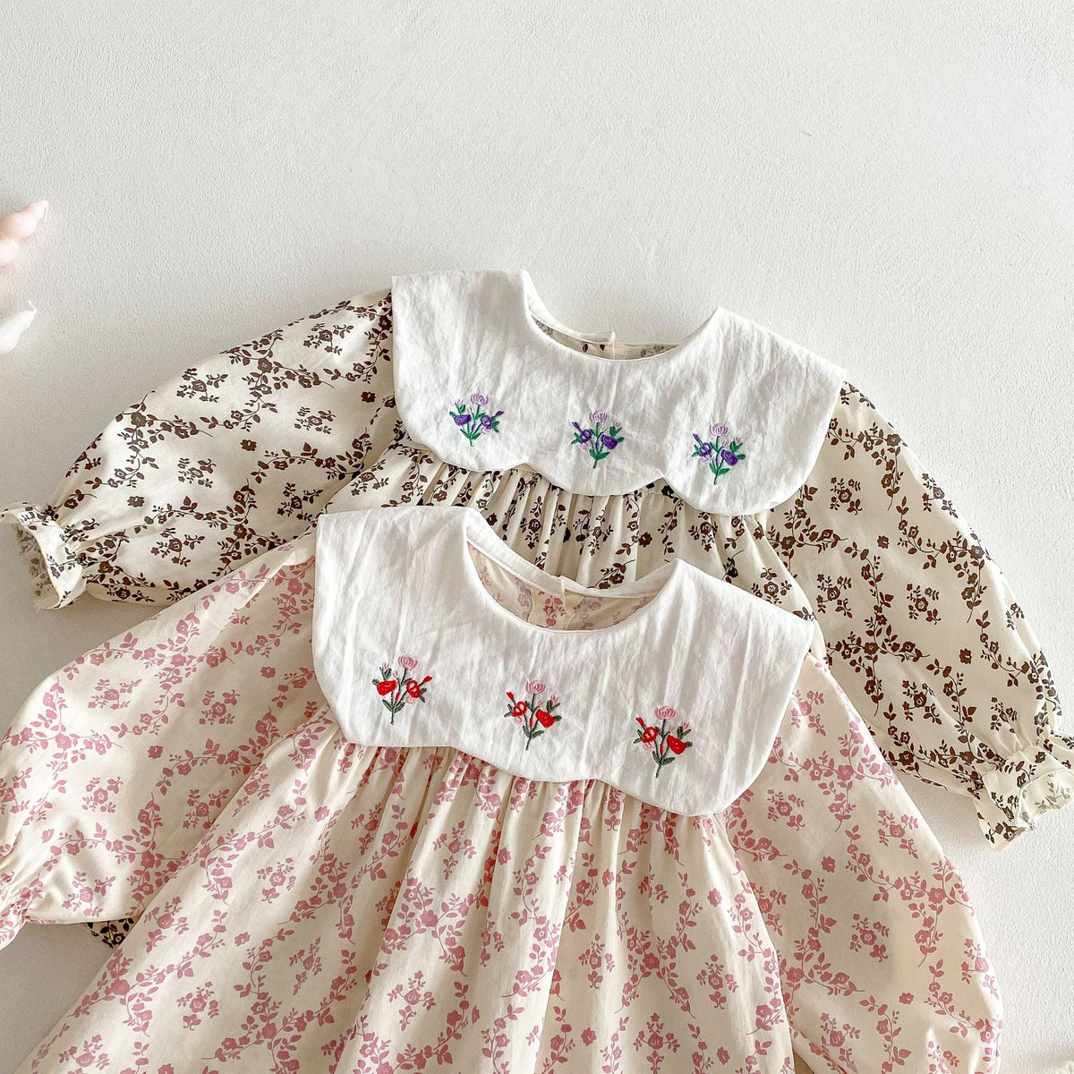 キッズ長袖ワンピース2着、刺繍フラワーのビッグカラー花柄（ピンク/コーヒー）