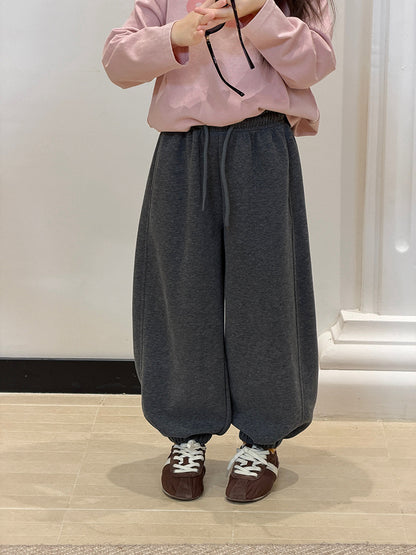 キッズ ルーズバルーンスウェットパンツ、ダークグレー。ドローストリング付き