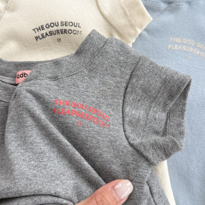 キッズ用ロゴ入り半袖Tシャツ（チャコールグレー）背面のカラープリント