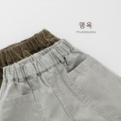キッズ コットンルーズパンツ、ウエストゴムとビッグポケットの前姿